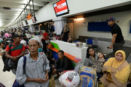 Terlantar, ratusan penumpang Lion Air menumpuk di dalam bandara