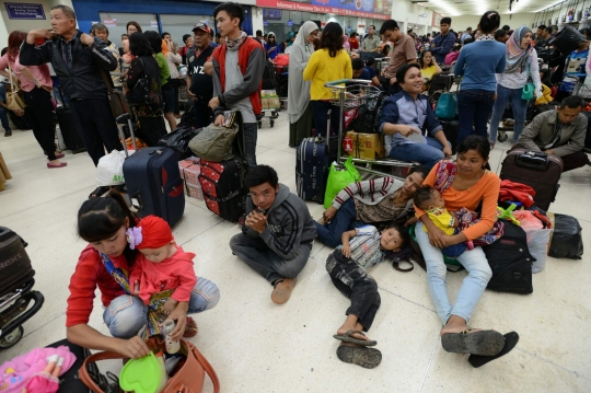 Terlantar, ratusan penumpang Lion Air menumpuk di dalam bandara