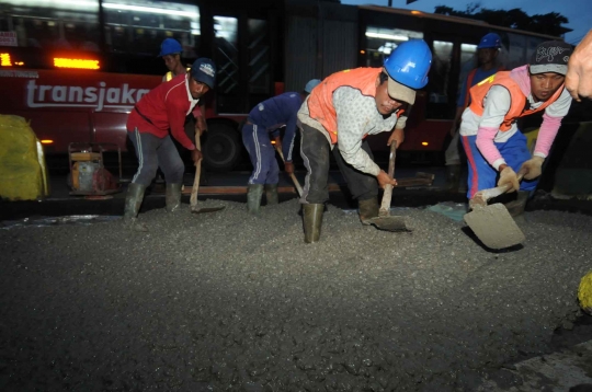 Proyek jalan layang khusus Bus Transjakarta mulai dikerjakan