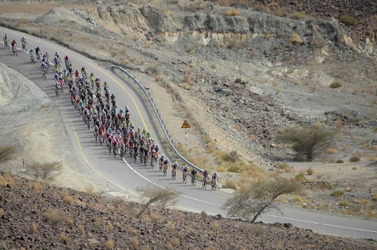 Aksi pebalap Tour of Oman lintasi trek curam berkelok ekstrem
