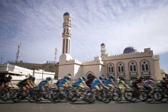 Aksi pebalap Tour of Oman lintasi trek curam berkelok ekstrem