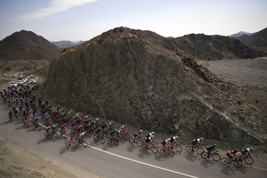 Aksi pebalap Tour of Oman lintasi trek curam berkelok ekstrem