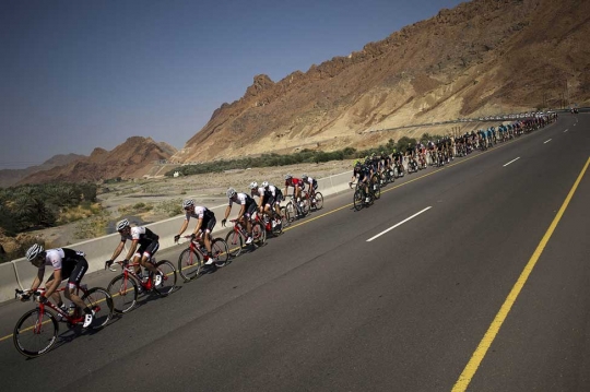 Aksi pebalap Tour of Oman lintasi trek curam berkelok ekstrem