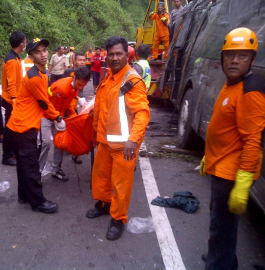 Ini proses evakuasi korban kecelakaan bus maut di Tol Jatingaleh