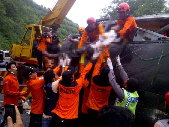 Ini proses evakuasi korban kecelakaan bus maut di Tol Jatingaleh