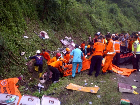 Ini proses evakuasi korban kecelakaan bus maut di Tol Jatingaleh