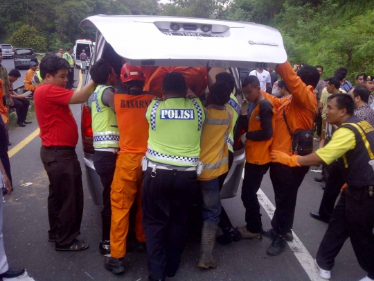 Ini proses evakuasi korban kecelakaan bus maut di Tol Jatingaleh