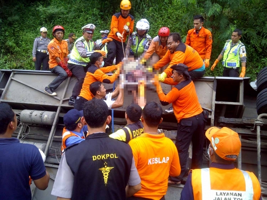 Ini proses evakuasi korban kecelakaan bus maut di Tol Jatingaleh