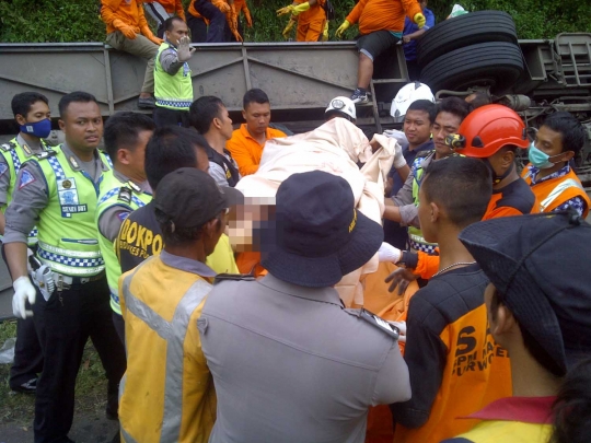 Ini proses evakuasi korban kecelakaan bus maut di Tol Jatingaleh