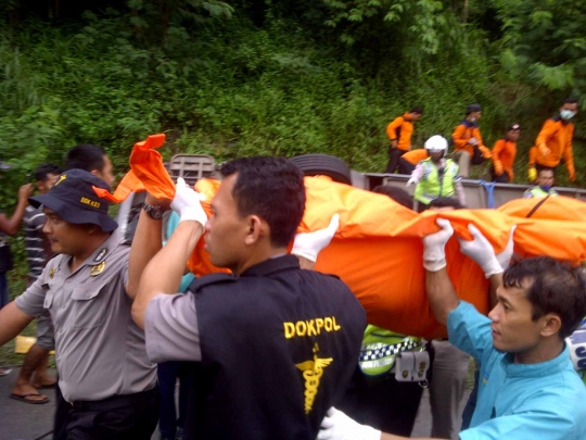 Ini proses evakuasi korban kecelakaan bus maut di Tol Jatingaleh