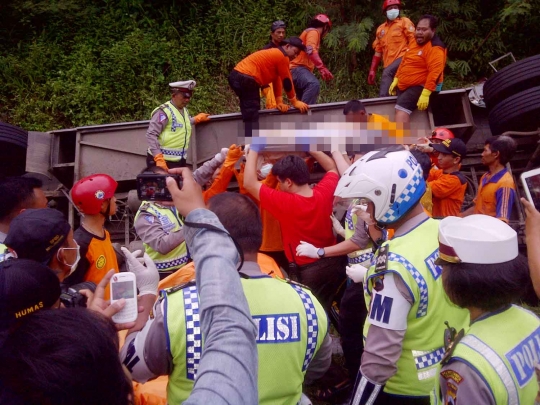 Ini proses evakuasi korban kecelakaan bus maut di Tol Jatingaleh