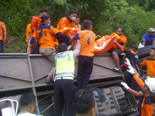 Ini proses evakuasi korban kecelakaan bus maut di Tol Jatingaleh