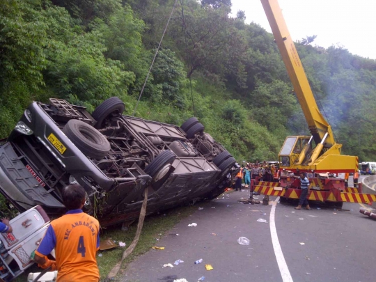 Kondisi parah bus rombongan pengajian terguling di Tol Jatingaleh