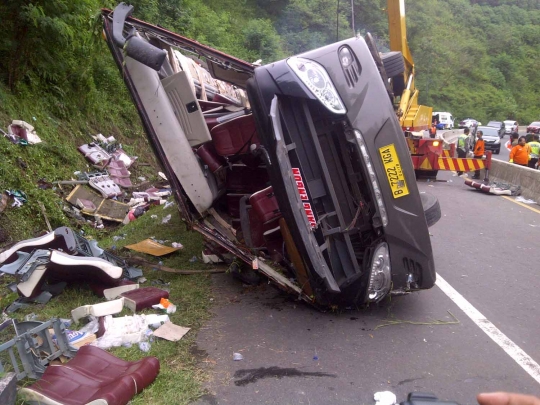 Kondisi parah bus rombongan pengajian terguling di Tol Jatingaleh