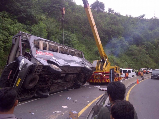 Kondisi parah bus rombongan pengajian terguling di Tol Jatingaleh