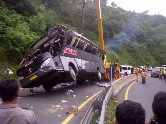 Kondisi parah bus rombongan pengajian terguling di Tol Jatingaleh