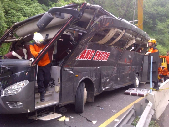 Kondisi parah bus rombongan pengajian terguling di Tol Jatingaleh