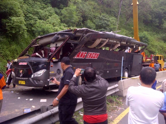 Kondisi parah bus rombongan pengajian terguling di Tol Jatingaleh