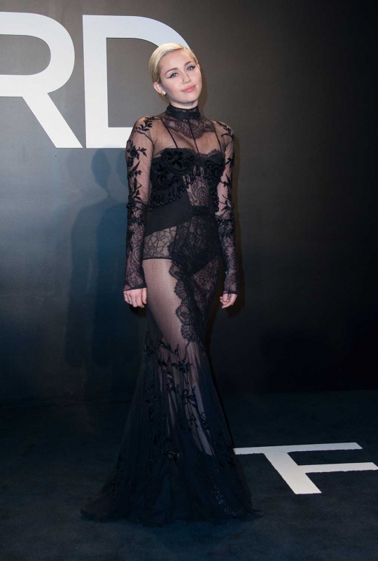 Hot, Miley Cyrus bergaun transparan hadiri Tom Ford Autumn/Winter