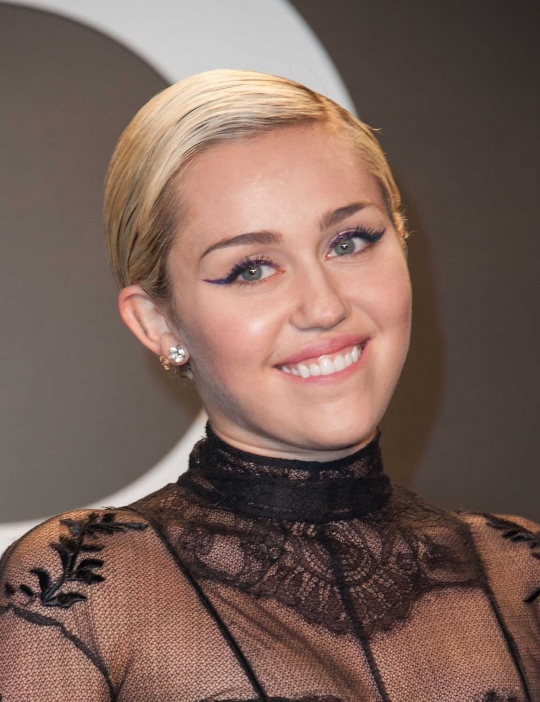 Hot, Miley Cyrus bergaun transparan hadiri Tom Ford Autumn/Winter