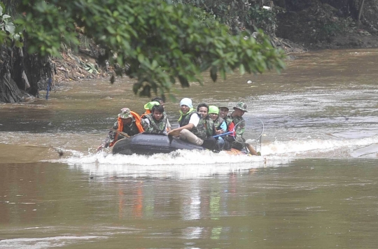 Aksi TNI AD dan Basarnas bersih-bersih Kali Ciliwung