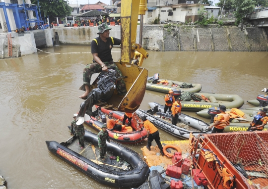 Aksi TNI AD dan Basarnas bersih-bersih Kali Ciliwung