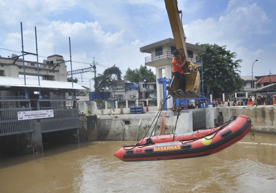 Aksi TNI AD dan Basarnas bersih-bersih Kali Ciliwung