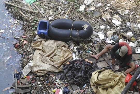 Potret penangkapan ikan sapu-sapu untuk siomay di Kali Ciliwung