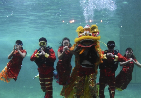 Atraksi barongsai bawah air meriahkan perayaan Imlek di Ancol