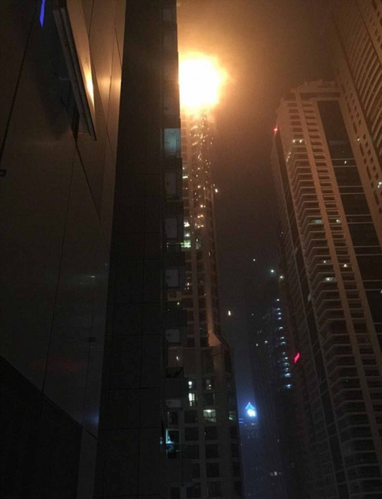 Kabut asap selimuti Dubai pasca kebakaran gedung tertinggi The Torch