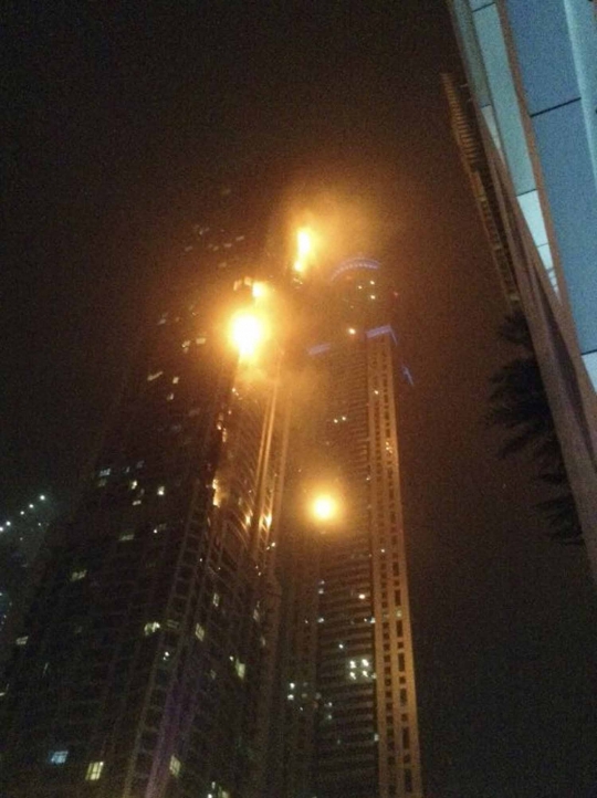 Kabut asap selimuti Dubai pasca kebakaran gedung tertinggi The Torch