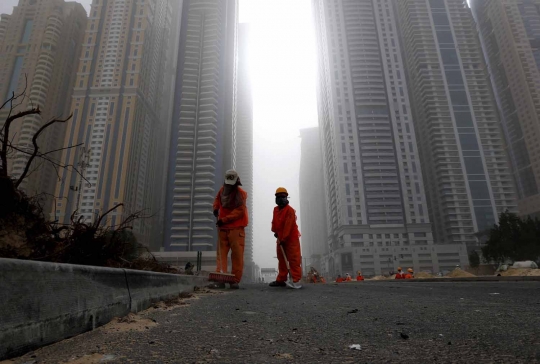 Kabut asap selimuti Dubai pasca kebakaran gedung tertinggi The Torch