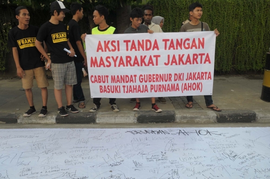 Warga Jakarta gelar aksi tanda tangan dukung Ahok lengser