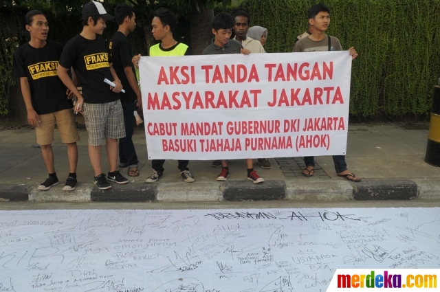 Foto : Warga Jakarta gelar aksi tanda tangan dukung Ahok 