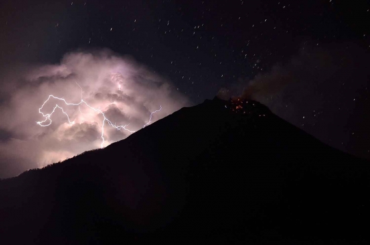 Pemandangan sambaran petir di puncak Gunung Sinabung bikin merinding