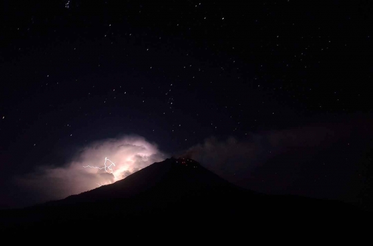 Pemandangan sambaran petir di puncak Gunung Sinabung bikin merinding