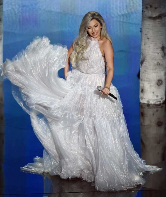 Isi acara Oscar, Lady Gaga tampil bak pengantin