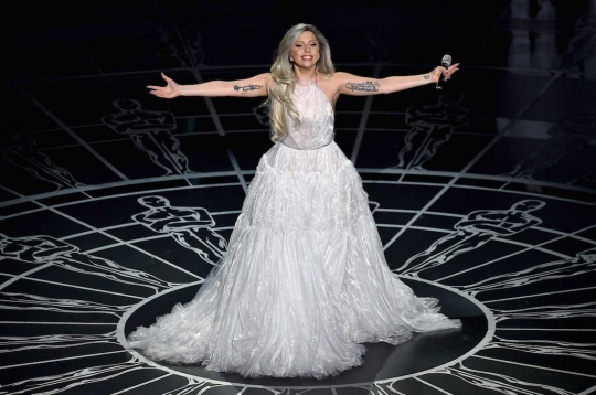 Isi acara Oscar, Lady Gaga tampil bak pengantin