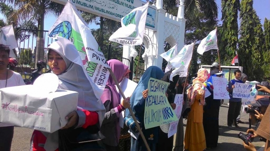 Aksi demo mahasiswi Aceh desak Tony Abbot minta maaf