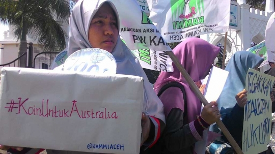 Aksi demo mahasiswi Aceh desak Tony Abbot minta maaf