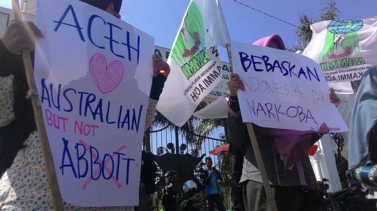 Aksi demo mahasiswi Aceh desak Tony Abbot minta maaf