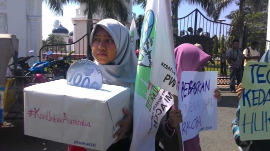 Aksi demo mahasiswi Aceh desak Tony Abbot minta maaf