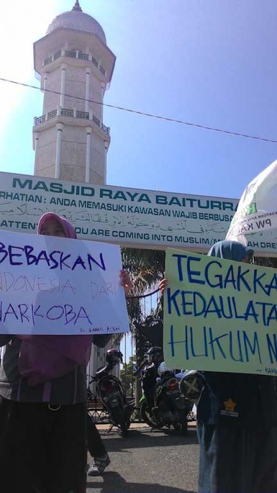 Aksi demo mahasiswi Aceh desak Tony Abbot minta maaf