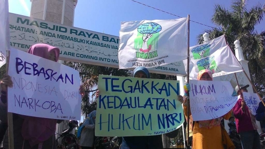 Aksi demo mahasiswi Aceh desak Tony Abbot minta maaf