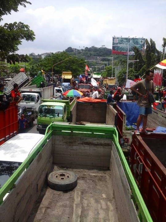 Suasana panas saat ratusan sopir truk tambang blokir kantor Ganjar