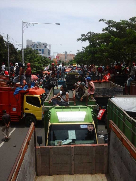 Suasana panas saat ratusan sopir truk tambang blokir kantor Ganjar
