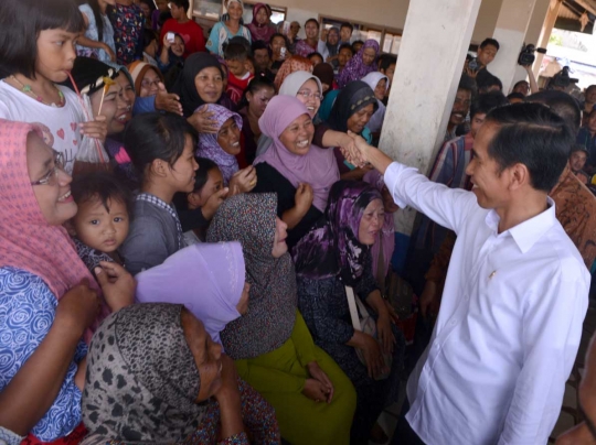 Usai peresmian, Jokowi blusukan ke TPI Panimbangan Tanjung Lesung