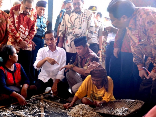 Usai peresmian, Jokowi blusukan ke TPI Panimbangan Tanjung Lesung