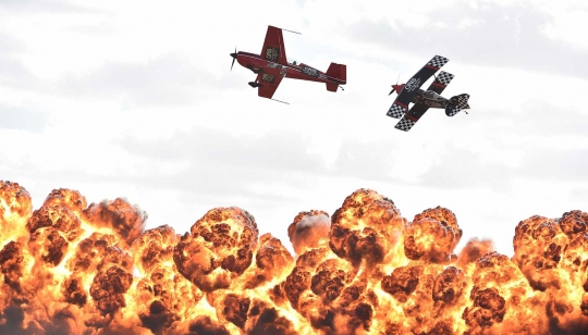 Aksi memukau pesawat akrobatik di Australia International Airshow