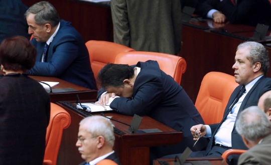 Kelakuan konyol anggota parlemen Turki akibat lelah rapat 18 jam